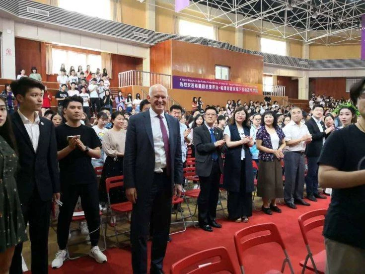 Σοβαρά τώρα; Διαλέξεις σε κινεζικά πανεπιστήμια δίνει ο ΓΑΠ – Τους διδάσκει για το πως μπορείς να καταστρέψεις μία χώρα;